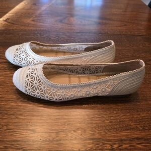 Women's Kelly & Katie Size 8 Basil Natural Ballet Flats Cream Ivory